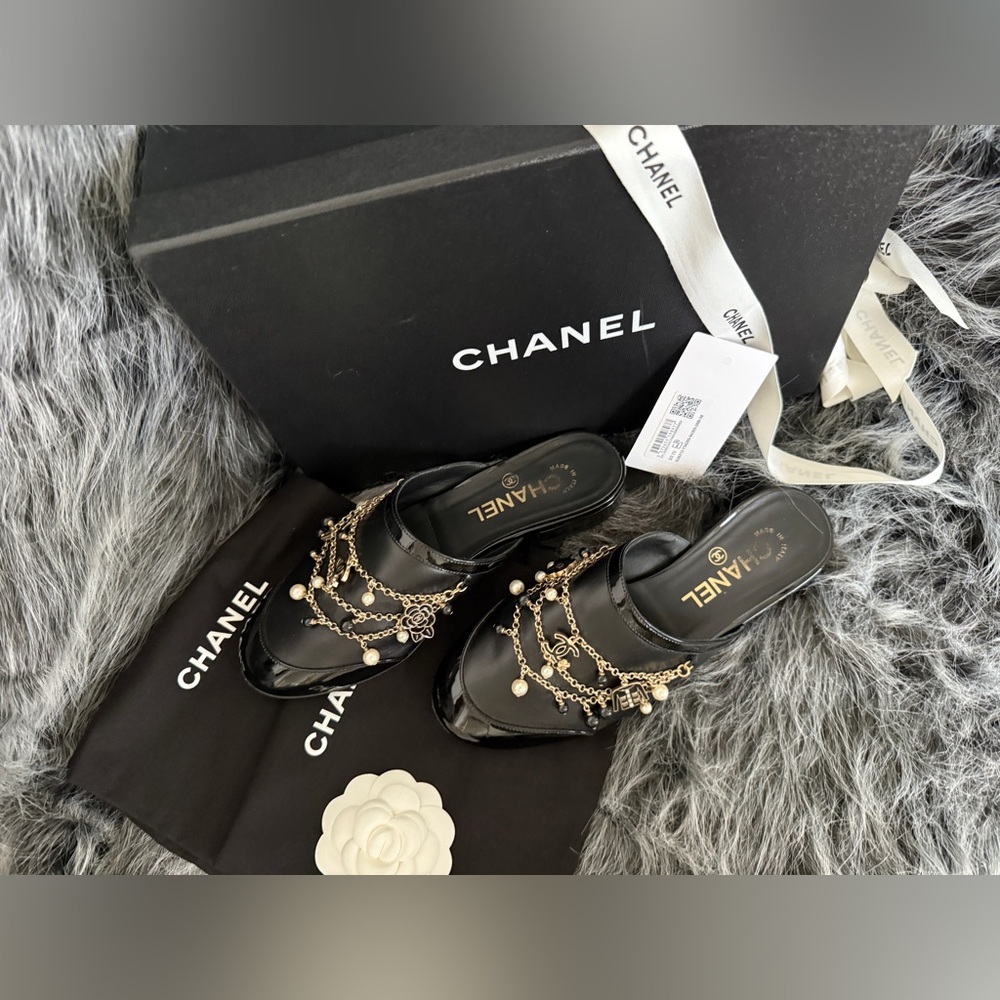 CHANEL Lambskin Patent Pearl Chain Charm CC Mules 36 Black - Picture 4 of 6